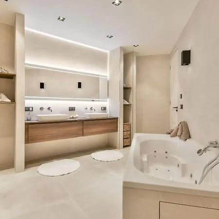 Апартаменты Charming With Canal Views *